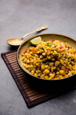 Indian Sweet Corn Chat ya da Chat aperatif tarifi yapmak kolaydır. Tabak ya da kasede servis edilir. Seçici odak