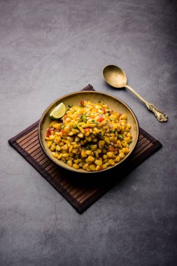 Indian Sweet Corn Chat ya da Chat aperatif tarifi yapmak kolaydır. Tabak ya da kasede servis edilir. Seçici odak