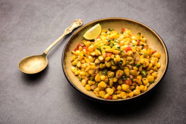 Indian Sweet Corn Chat ya da Chat aperatif tarifi yapmak kolaydır. Tabak ya da kasede servis edilir. Seçici odak