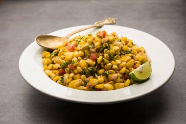 Indian Sweet Corn Chat ya da Chat aperatif tarifi yapmak kolaydır. Tabak ya da kasede servis edilir. Seçici odak