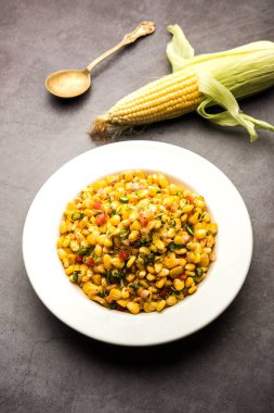 Indian Sweet Corn Chat ya da Chat aperatif tarifi yapmak kolaydır. Tabak ya da kasede servis edilir. Seçici odak