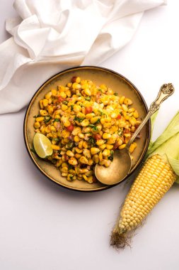 Indian Sweet Corn Chat ya da Chat aperatif tarifi yapmak kolaydır. Tabak ya da kasede servis edilir. Seçici odak