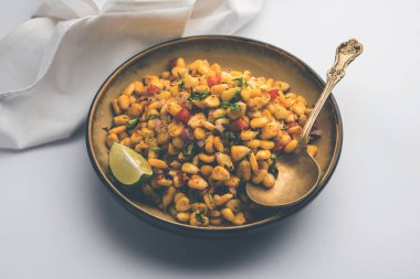 Indian Sweet Corn Chat ya da Chat aperatif tarifi yapmak kolaydır. Tabak ya da kasede servis edilir. Seçici odak