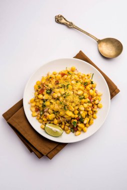 Indian Sweet Corn Chat ya da Chat aperatif tarifi yapmak kolaydır. Tabak ya da kasede servis edilir. Seçici odak