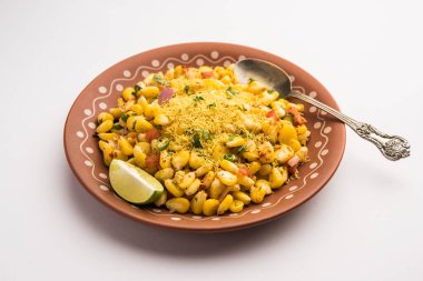 Indian Sweet Corn Chat ya da Chat aperatif tarifi yapmak kolaydır. Tabak ya da kasede servis edilir. Seçici odak