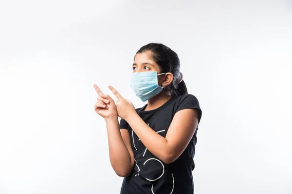 Indian Girl Child Nosi Maskę Medyczną Twarzy Jako Środek Bezpieczeństwa — Zdjęcie stockowe
