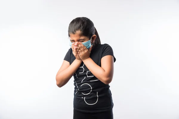 Indian Girl Child Nosi Maskę Medyczną Twarzy Jako Środek Bezpieczeństwa — Zdjęcie stockowe