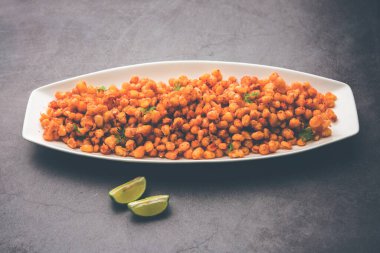 Kızarmış mısır, Hindistan 'dan bir Chatpata aperatifi, bir kasede servis ediliyor, seçici bir odak noktası.