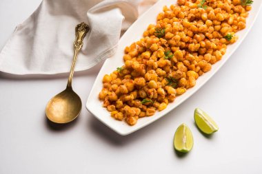 Kızarmış mısır, Hindistan 'dan bir Chatpata aperatifi, bir kasede servis ediliyor, seçici bir odak noktası.