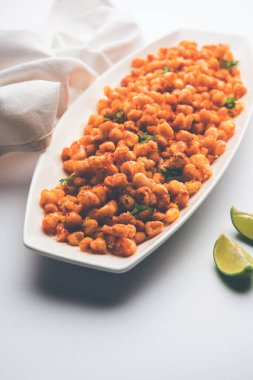 Kızarmış mısır, Hindistan 'dan bir Chatpata aperatifi, bir kasede servis ediliyor, seçici bir odak noktası.