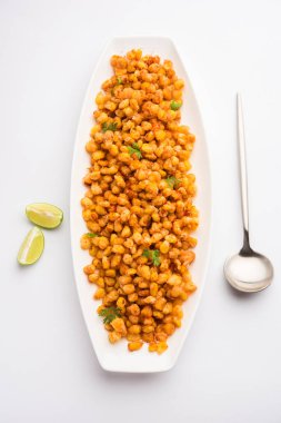 Kızarmış mısır, Hindistan 'dan bir Chatpata aperatifi, bir kasede servis ediliyor, seçici bir odak noktası.