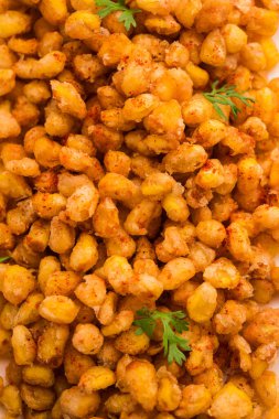 Kızarmış mısır, Hindistan 'dan bir Chatpata aperatifi, bir kasede servis ediliyor, seçici bir odak noktası.