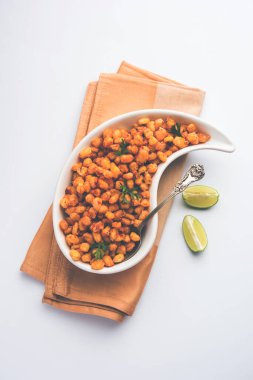 Kızarmış mısır, Hindistan 'dan bir Chatpata aperatifi, bir kasede servis ediliyor, seçici bir odak noktası.