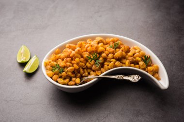 Kızarmış mısır, Hindistan 'dan bir Chatpata aperatifi, bir kasede servis ediliyor, seçici bir odak noktası.