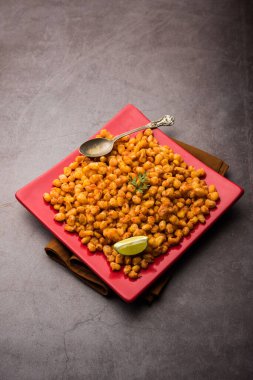 Kızarmış mısır, Hindistan 'dan bir Chatpata aperatifi, bir kasede servis ediliyor, seçici bir odak noktası.