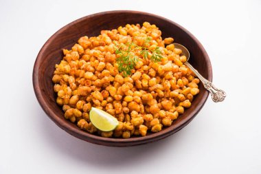 Kızarmış mısır, Hindistan 'dan bir Chatpata aperatifi, bir kasede servis ediliyor, seçici bir odak noktası.