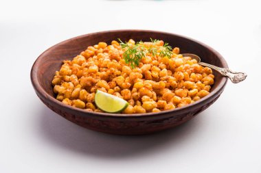 Kızarmış mısır, Hindistan 'dan bir Chatpata aperatifi, bir kasede servis ediliyor, seçici bir odak noktası.