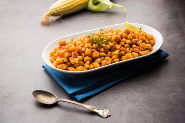 Kızarmış mısır, Hindistan 'dan bir Chatpata aperatifi, bir kasede servis ediliyor, seçici bir odak noktası.