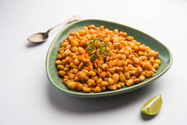 Kızarmış mısır, Hindistan 'dan bir Chatpata aperatifi, bir kasede servis ediliyor, seçici bir odak noktası.