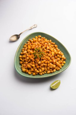 Kızarmış mısır, Hindistan 'dan bir Chatpata aperatifi, bir kasede servis ediliyor, seçici bir odak noktası.