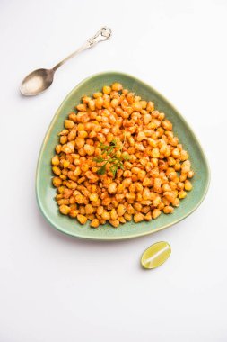 Kızarmış mısır, Hindistan 'dan bir Chatpata aperatifi, bir kasede servis ediliyor, seçici bir odak noktası.