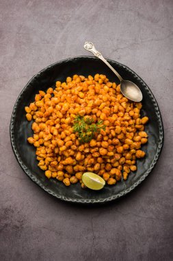 Kızarmış mısır, Hindistan 'dan bir Chatpata aperatifi, bir kasede servis ediliyor, seçici bir odak noktası.