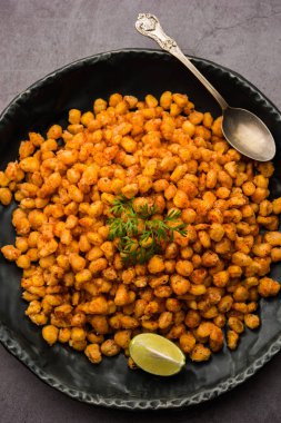 Kızarmış mısır, Hindistan 'dan bir Chatpata aperatifi, bir kasede servis ediliyor, seçici bir odak noktası.