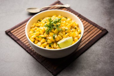 Baharatlı Masala Tatlı Mısırı yol kenarındaki lezzetli bir Hint aperatifidir, ki bunu yapmak çok kolaydır. seçici odak