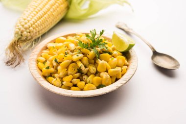 Baharatlı Masala Tatlı Mısırı yol kenarındaki lezzetli bir Hint aperatifidir, ki bunu yapmak çok kolaydır. seçici odak