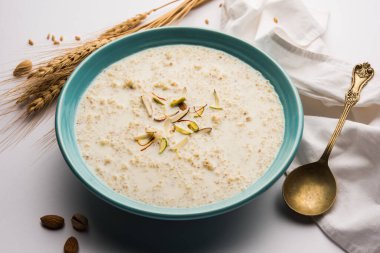Daliya kheer ya da Dalia Payasam - Hindistan usulü pişmiş buğday ve sütlü lapa