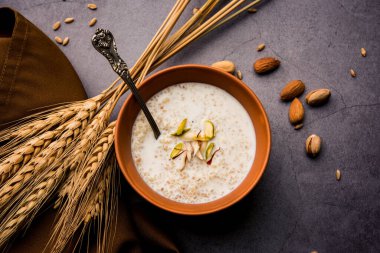 Daliya kheer ya da Dalia Payasam - Hindistan usulü pişmiş buğday ve sütlü lapa