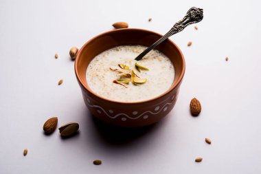 Daliya kheer ya da Dalia Payasam - Hindistan usulü pişmiş buğday ve sütlü lapa