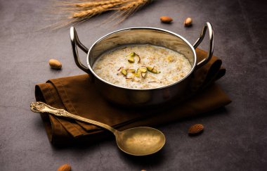 Daliya kheer ya da Dalia Payasam - Hindistan usulü pişmiş buğday ve sütlü lapa