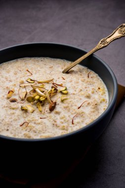 Daliya kheer ya da Dalia Payasam - Hindistan usulü pişmiş buğday ve sütlü lapa