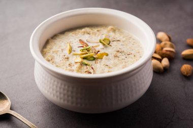 Daliya kheer ya da Dalia Payasam - Hindistan usulü pişmiş buğday ve sütlü lapa
