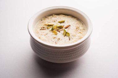 Daliya kheer ya da Dalia Payasam - Hindistan usulü pişmiş buğday ve sütlü lapa