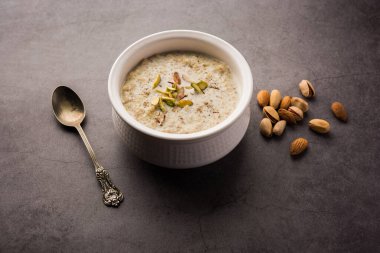 Daliya kheer ya da Dalia Payasam - Hindistan usulü pişmiş buğday ve sütlü lapa