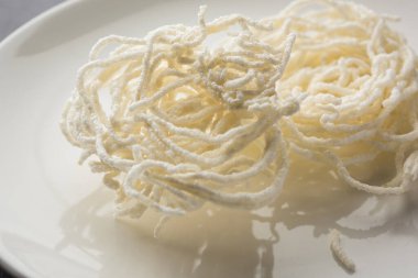 Kurdai, Kurdayi veya Kurdayee, buğday / gehu kullanılarak yapılan bir kızarmış yemektir. seçici odak