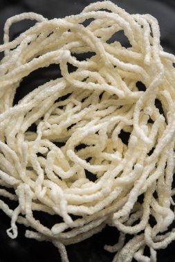 Kurdai, Kurdayi veya Kurdayee, buğday / gehu kullanılarak yapılan bir kızarmış yemektir. seçici odak