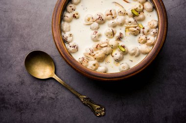 Makhana Kheer - Kızarmış tilki ya da nilüfer tohumu ya da makhane, süt ve şeker kullanarak yapılan lezzetli Hint tatlısı
