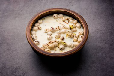 Makhana Kheer - Kızarmış tilki ya da nilüfer tohumu ya da makhane, süt ve şeker kullanarak yapılan lezzetli Hint tatlısı