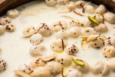 Makhana Kheer - Kızarmış tilki ya da nilüfer tohumu ya da makhane, süt ve şeker kullanarak yapılan lezzetli Hint tatlısı