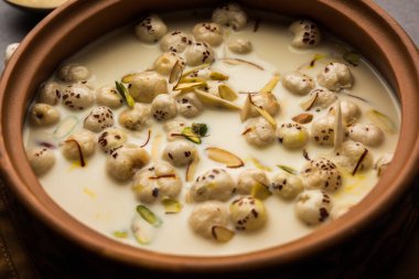 Makhana Kheer - Kızarmış tilki ya da nilüfer tohumu ya da makhane, süt ve şeker kullanarak yapılan lezzetli Hint tatlısı