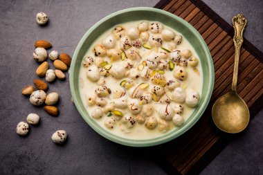 Makhana Kheer - Kızarmış tilki ya da nilüfer tohumu ya da makhane, süt ve şeker kullanarak yapılan lezzetli Hint tatlısı