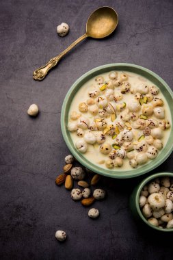 Makhana Kheer - Kızarmış tilki ya da nilüfer tohumu ya da makhane, süt ve şeker kullanarak yapılan lezzetli Hint tatlısı