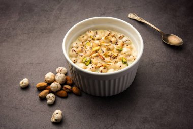 Makhana Kheer - Kızarmış tilki ya da nilüfer tohumu ya da makhane, süt ve şeker kullanarak yapılan lezzetli Hint tatlısı