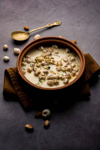 Makhana Kheer 用烤狐狸坚果或膨胀起来的莲子或玛哈妮 牛奶和糖制成的味道鲜美的印度甜食 — 图库照片