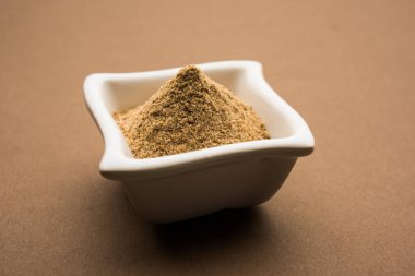 Chaat Masala, Hint baharat tozu karışımıdır, bir tutam baharatla her yemeği süsleyen keskin bir toz.