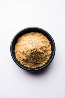 Chaat Masala, Hint baharat tozu karışımıdır, bir tutam baharatla her yemeği süsleyen keskin bir toz.