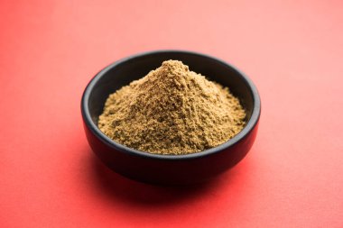 Chaat Masala, Hint baharat tozu karışımıdır, bir tutam baharatla her yemeği süsleyen keskin bir toz.